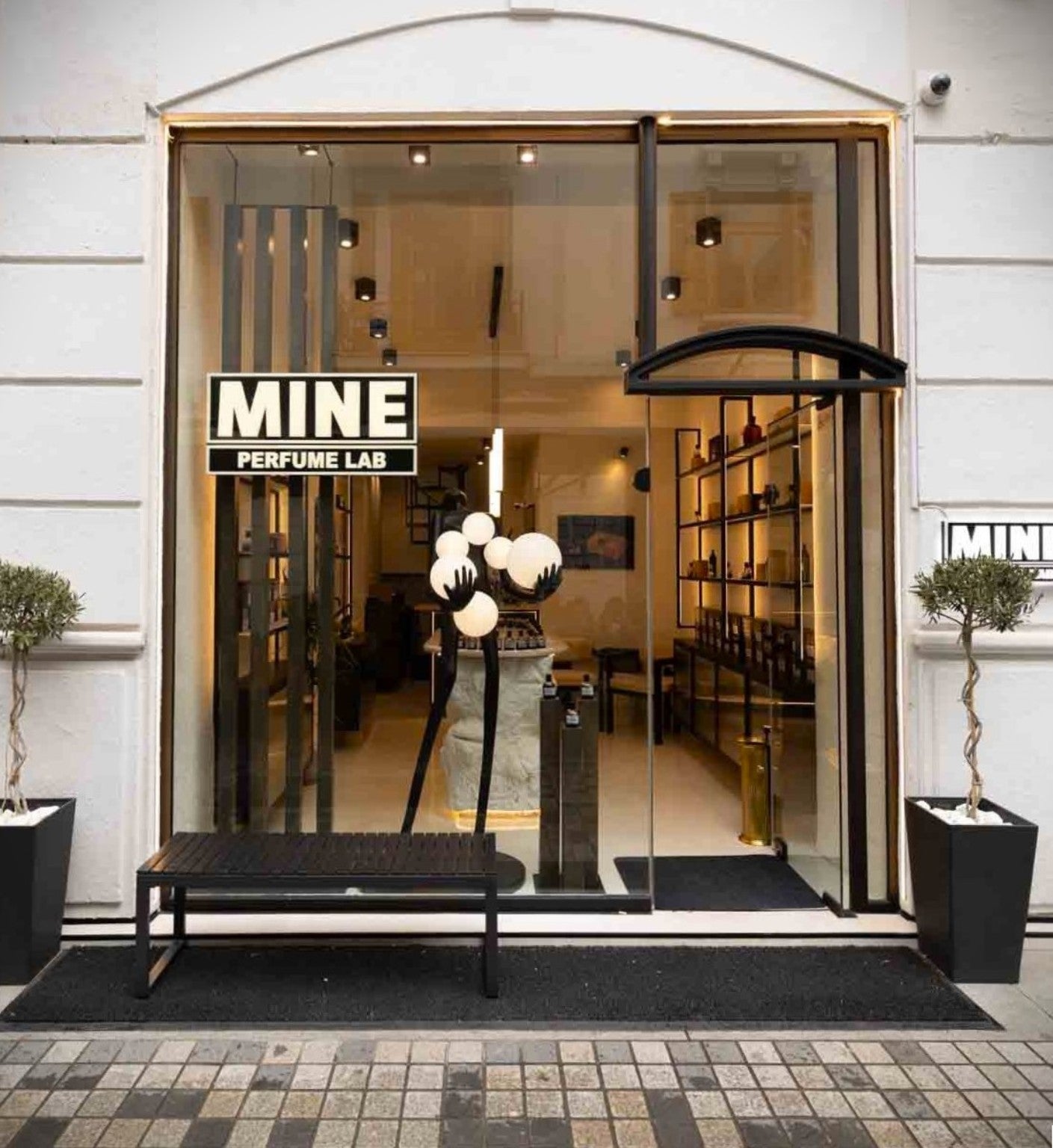 Η πρόσοψη της MINE Perfume Lab στη Θεσσαλονίκη